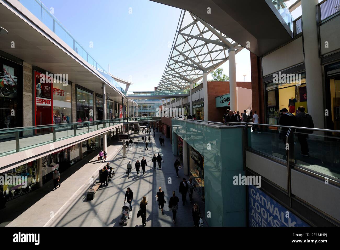 Liverpool ONE est un complexe commercial, résidentiel et de loisirs de Liverpool, en Angleterre, appartenant au groupe Grosvenor. Avec ses magasins Debenhams et John Lewis. Banque D'Images