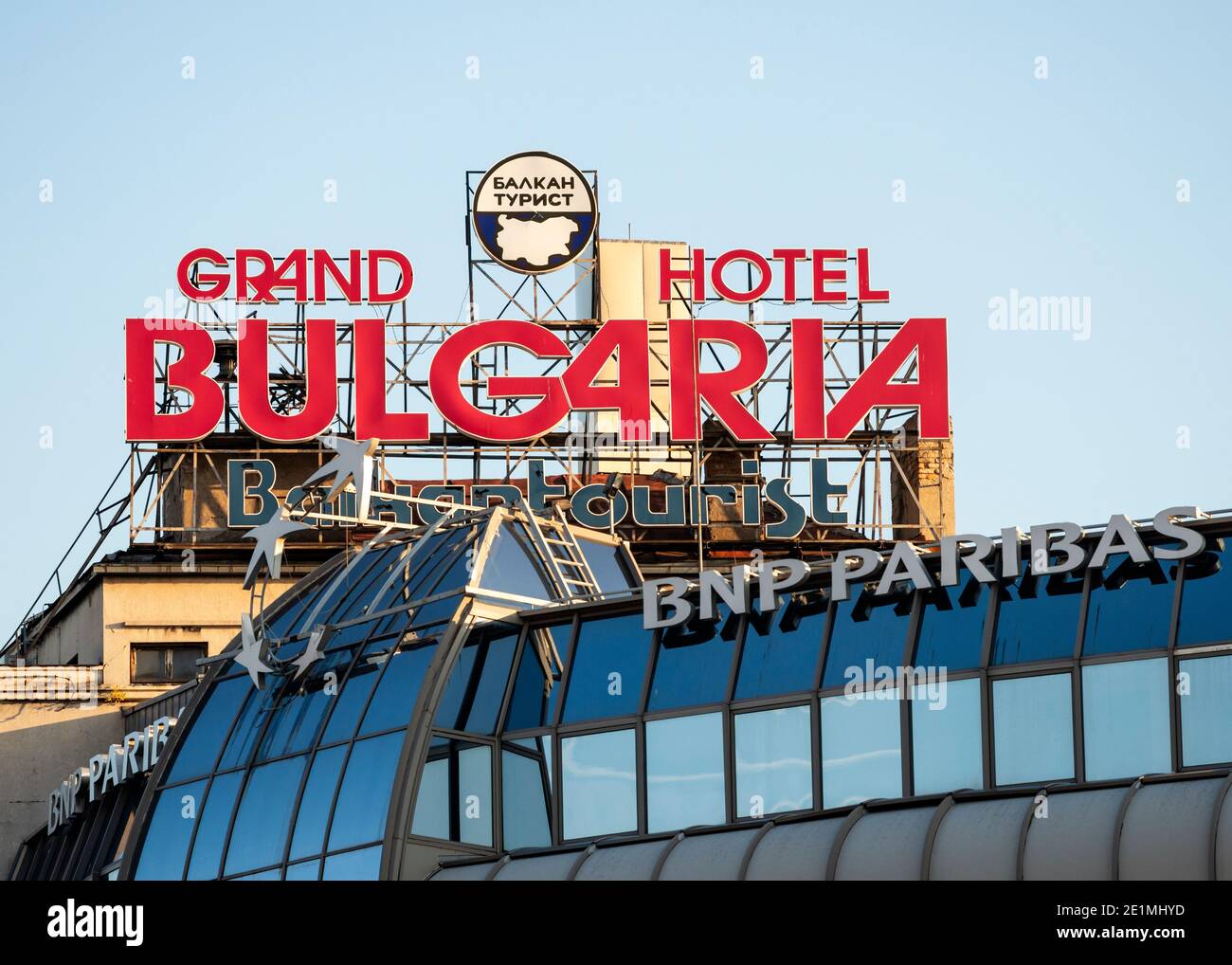 BNP Paribas signe et Grand Hotel Bulgarie par Balkantourist Vieux panneau sur le toit dans le centre de Sofia Bulgarie comme vieux et nouvelle juxtaposition Banque D'Images