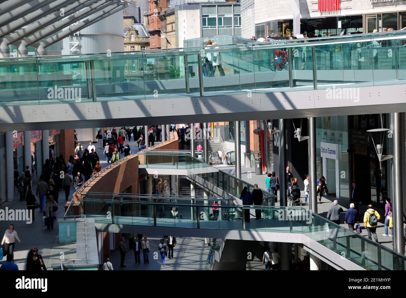 Liverpool ONE est un complexe commercial, résidentiel et de loisirs de Liverpool, en Angleterre, appartenant au groupe Grosvenor. Avec ses magasins Debenhams et John Lewis. Banque D'Images