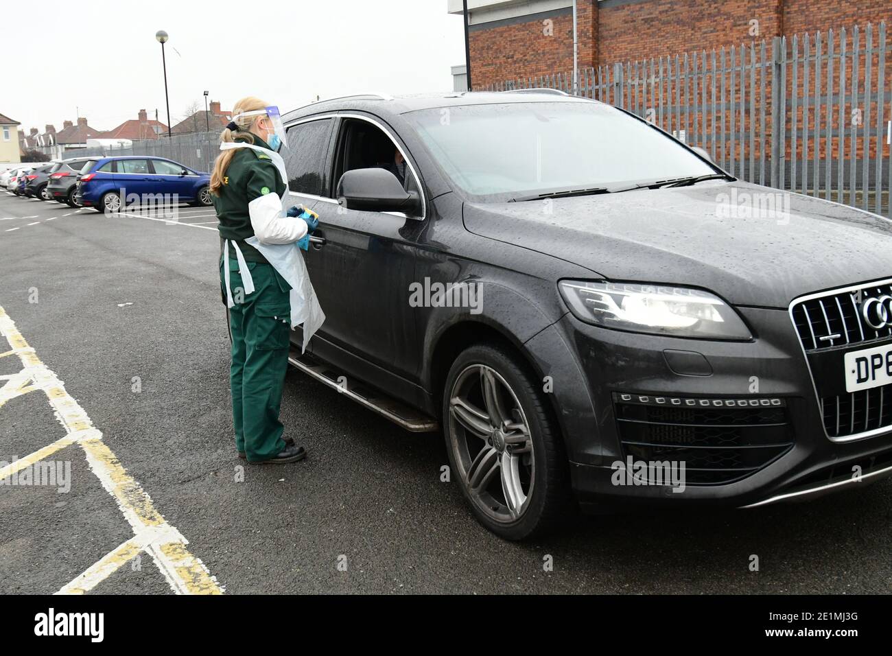 Bristol, Royaume-Uni. 08 janvier 2021. ROYAUME-UNI. L'un des sept centres de vaccination géants, où se trouve le stade Ashton Gate foot ball, est aujourd'hui en train de faire des tests d'écouvillonnage par des travailleurs du NHS par Ambulance à proximité. Les préparatifs de début de travail débutent plus tard pour que le stade soit prêt pour la vaccination de masse ce lundi 11 janvier. Crédit photo : Robert Timoney/Alay Live News Banque D'Images