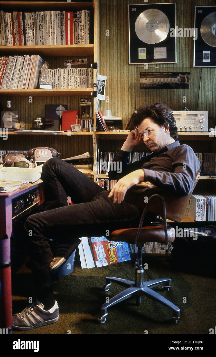 Dave Robinson de Stiff Records dans son bureau à Londres 1982 Banque D'Images