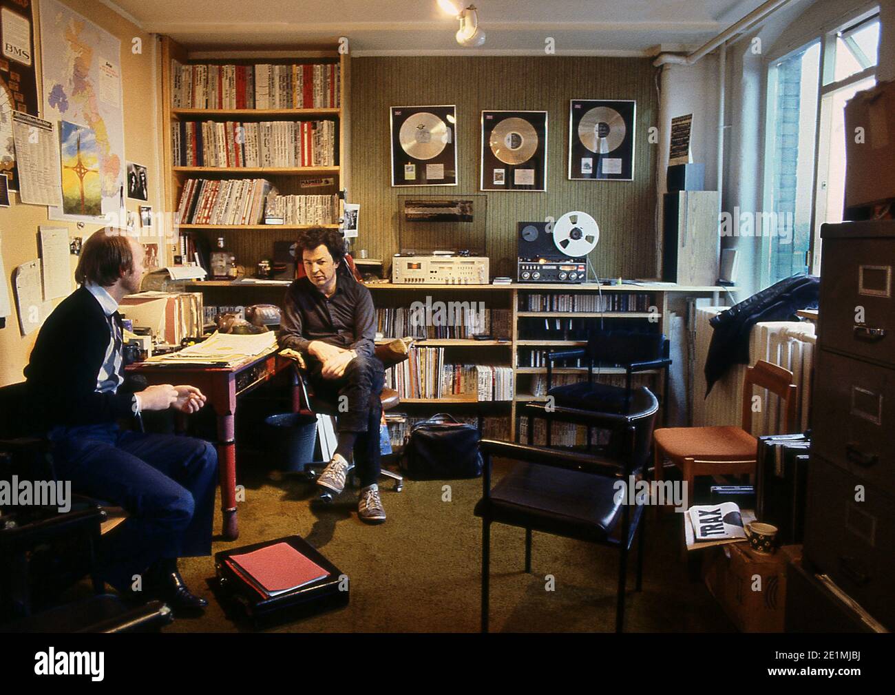 Dave Robinson de Stiff Records dans son bureau à Londres 1982 Banque D'Images
