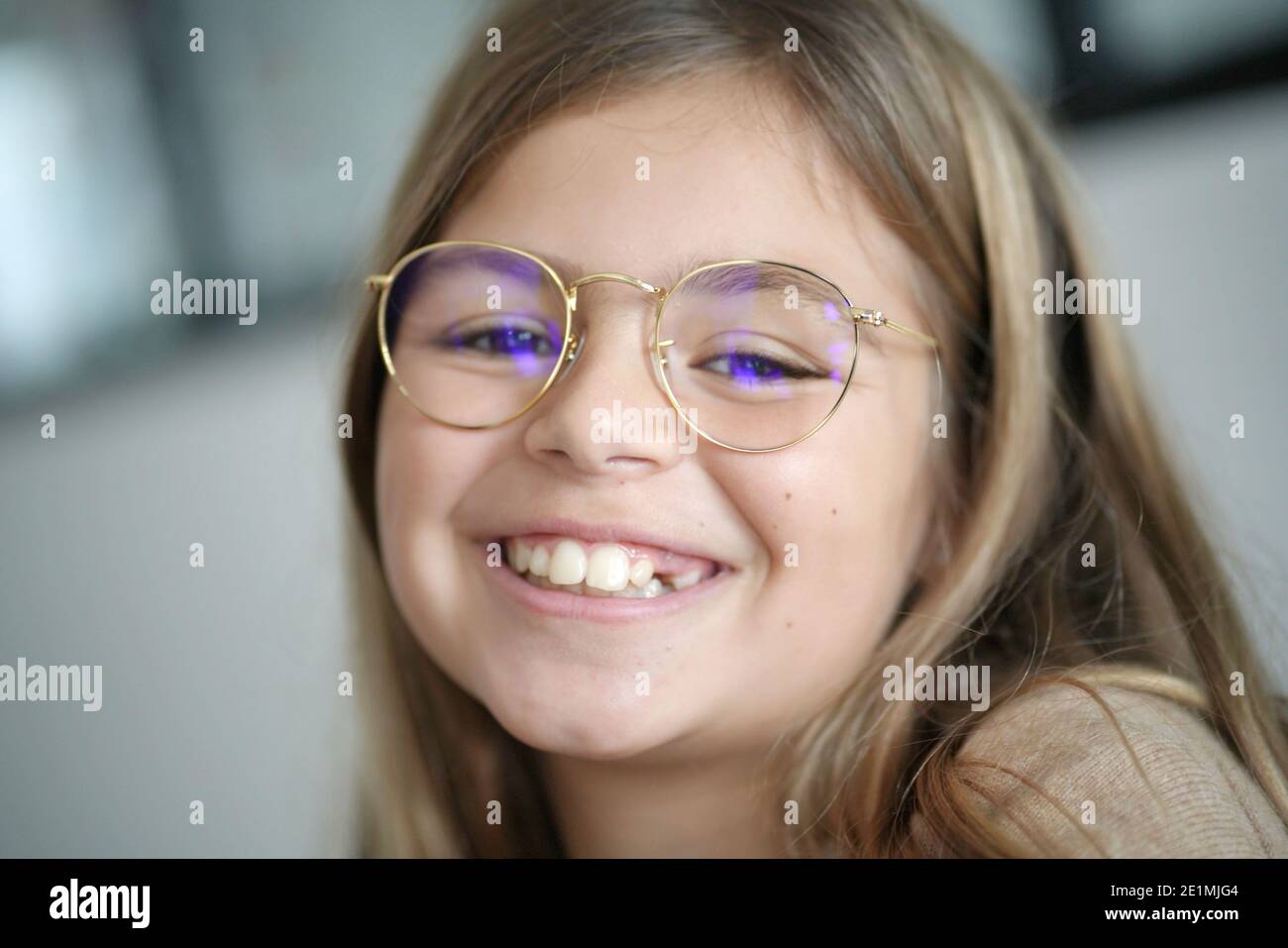 Portrait d'une fille blonde de 10 ans à lunettes Photo Stock - Alamy