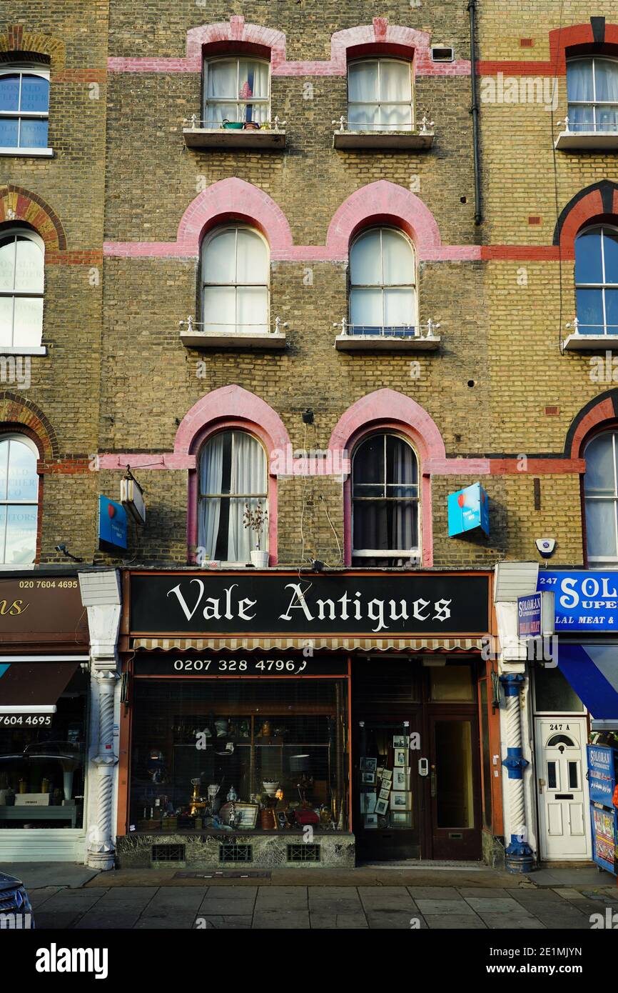 Une boutique d'antiquités à Maida Vale, Londres. Date de la photo : mercredi 6 janvier 2021. Photo: Roger Garfield/Alamy Banque D'Images