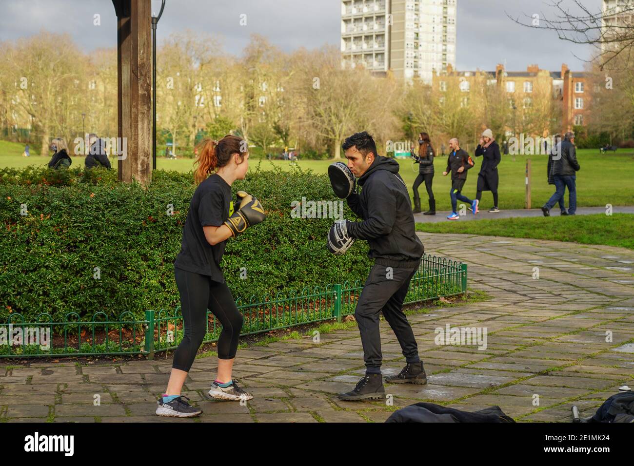 Un boxeur avec son entraîneur pendant le troisième confinement dans le terrain de loisirs de Paddington à Maida Vale, Londres. Date de la photo : mercredi 6 janvier 2021. Tél Banque D'Images