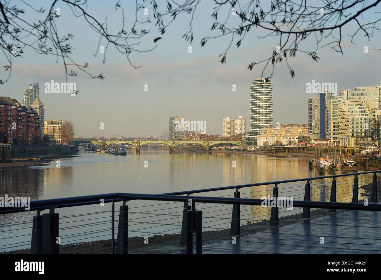 Une vue sur la Tamise à Wandsworth, avec le pont de chemin de fer de Battersea au loin. Date de la photo : jeudi 7 janvier 2021. Photo: Roger Garfield/Alamy Banque D'Images