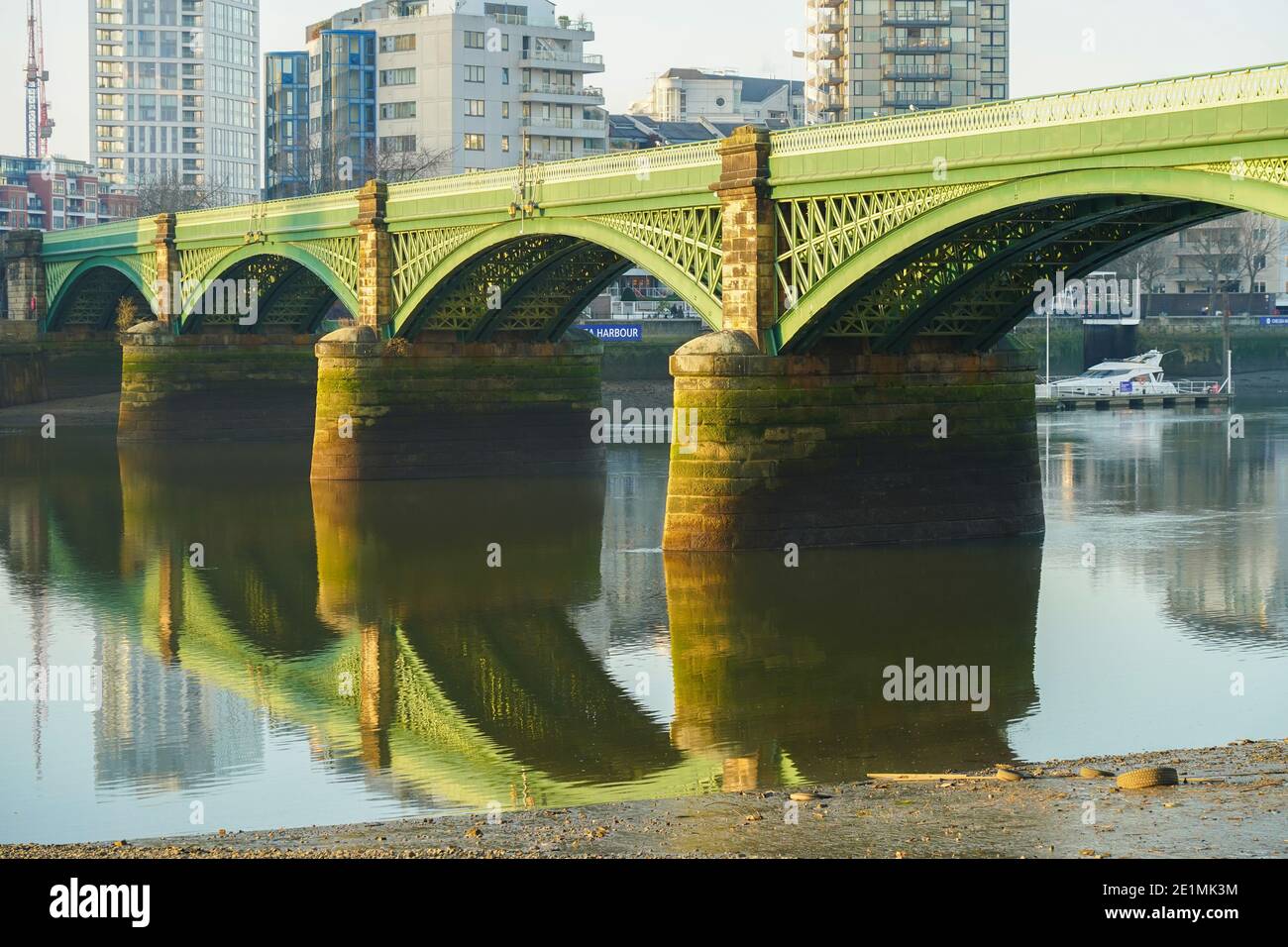 Vue sur le pont du chemin de fer de Battersea. Date de la photo : jeudi 7 janvier 2021. Photo: Roger Garfield/Alamy Banque D'Images