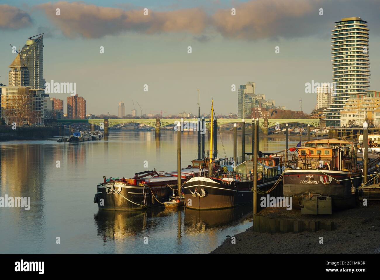 Vue sur les barges de la Tamise à Wandsworth, avec le pont de chemin de fer de Battersea au loin. Date de la photo : jeudi 7 janvier 2021. Photo: Roger Garfi Banque D'Images