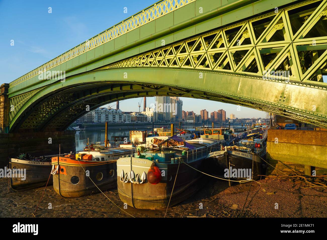 Vue sur les péniches de la Tamise à Wandsworth, sous le pont du chemin de fer de Battersea. Date de la photo : jeudi 7 janvier 2021. Photo: Roger Garfield/Alamy Banque D'Images