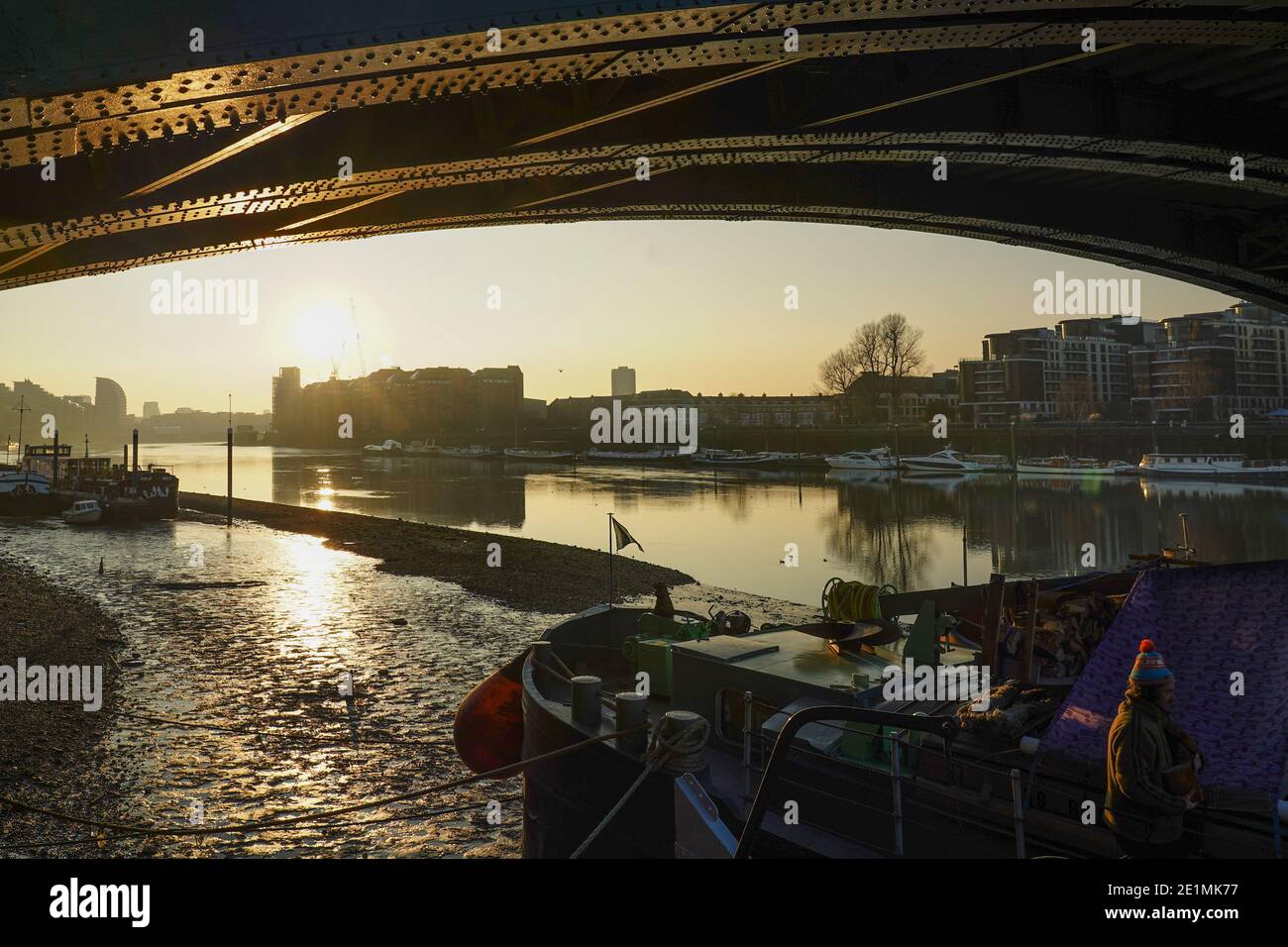 Vue sur les péniches de la Tamise à Wandsworth, sous le pont du chemin de fer de Battersea. Date de la photo : jeudi 7 janvier 2021. Photo: Roger Garfield/Alamy Banque D'Images