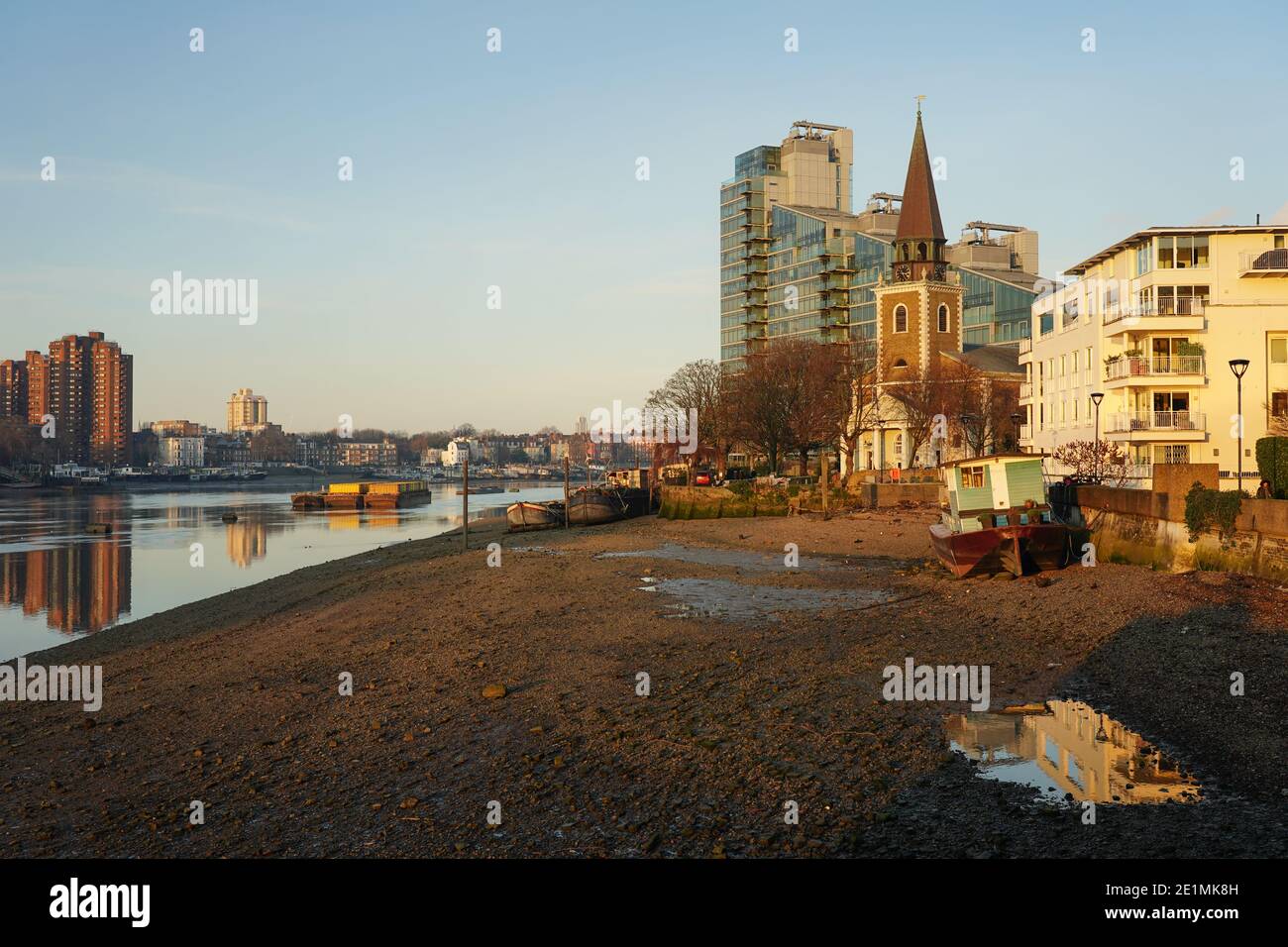 Vue sur la Tamise avec l'église St MaryÕs de Battersea sur la droite. Date de la photo : jeudi 7 janvier 2021. Photo: Roger Garfield/Alamy Banque D'Images