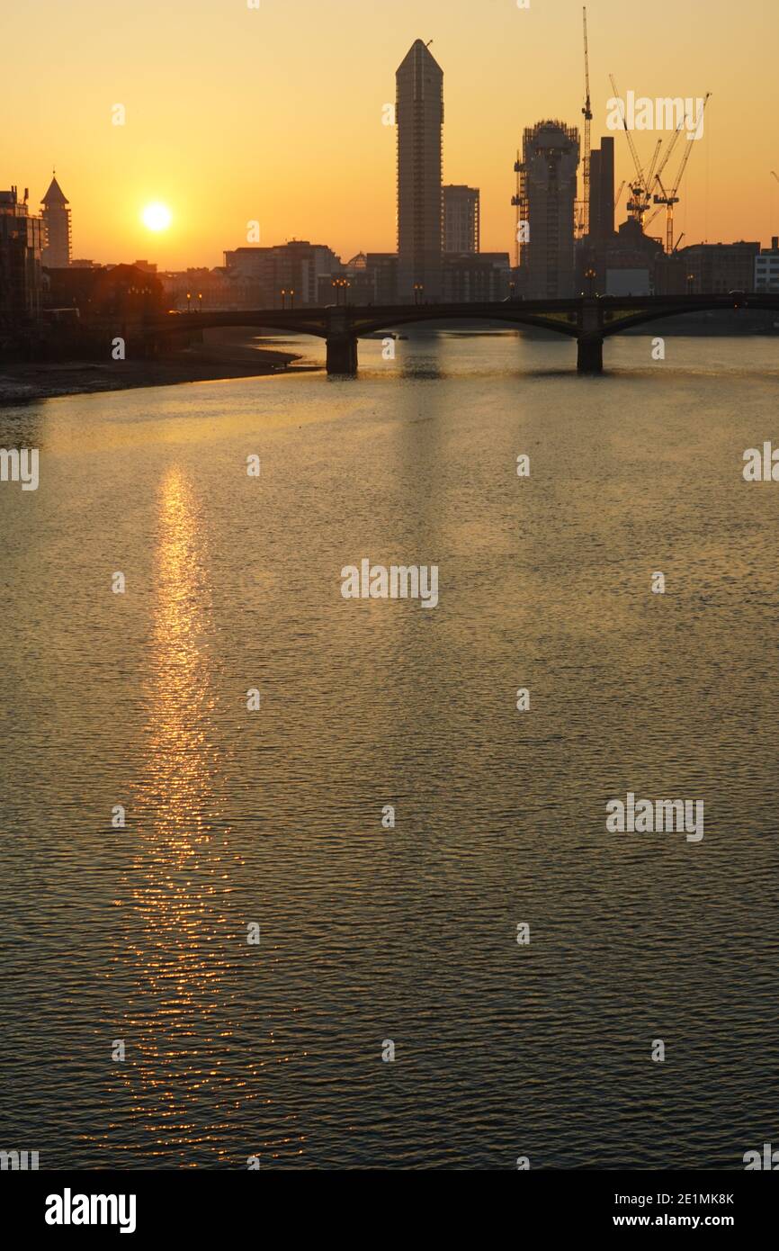 Vue sur la Tamise à Battersea depuis Albert Bridge, Londres. Date de la photo : jeudi 7 janvier 2021. Photo: Roger Garfield/Alamy Banque D'Images