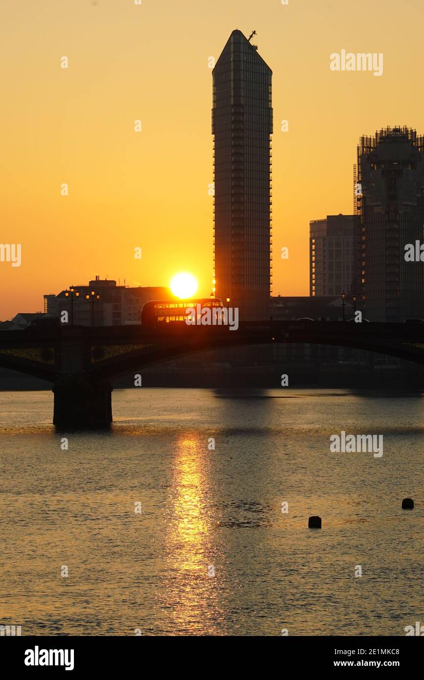Vue sur un bus au coucher du soleil sur Battersea Bridge, Londres. Date de la photo : jeudi 7 janvier 2021. Photo: Roger Garfield/Alamy Banque D'Images