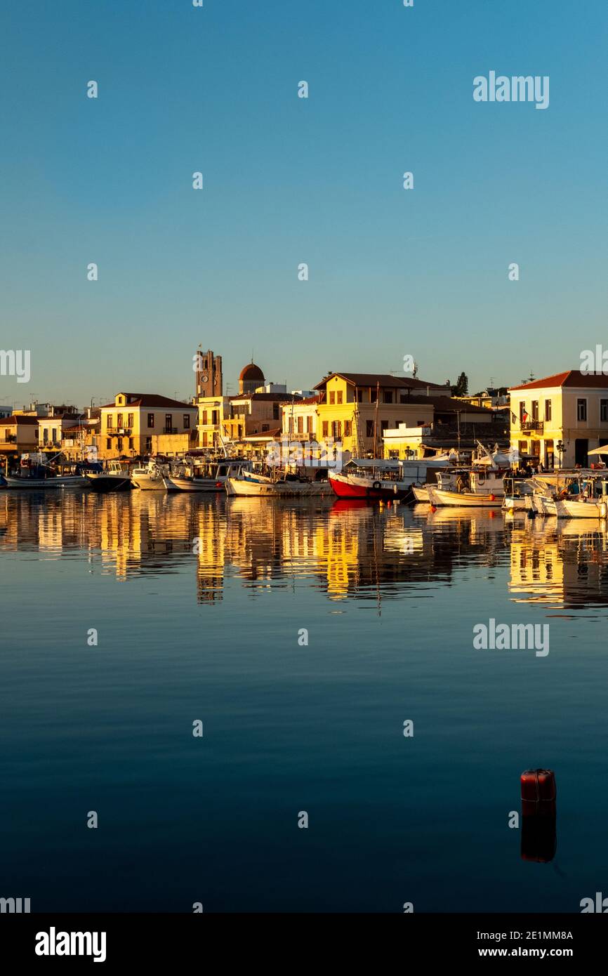 Port de la ville d'Aegina Egina avec bateaux de pêche et bâtiments rustiques de l'île Saronique près d'Athènes, Golfe Saronique, Grèce Banque D'Images