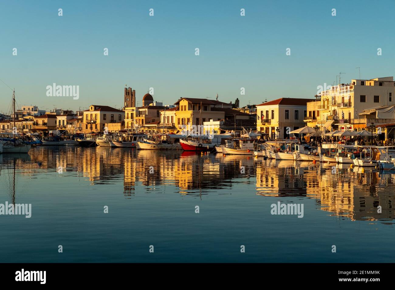 Port de la ville d'Aegina Egina avec bateaux de pêche et bâtiments rustiques de l'île Saronique près d'Athènes, Golfe Saronique, Grèce Banque D'Images