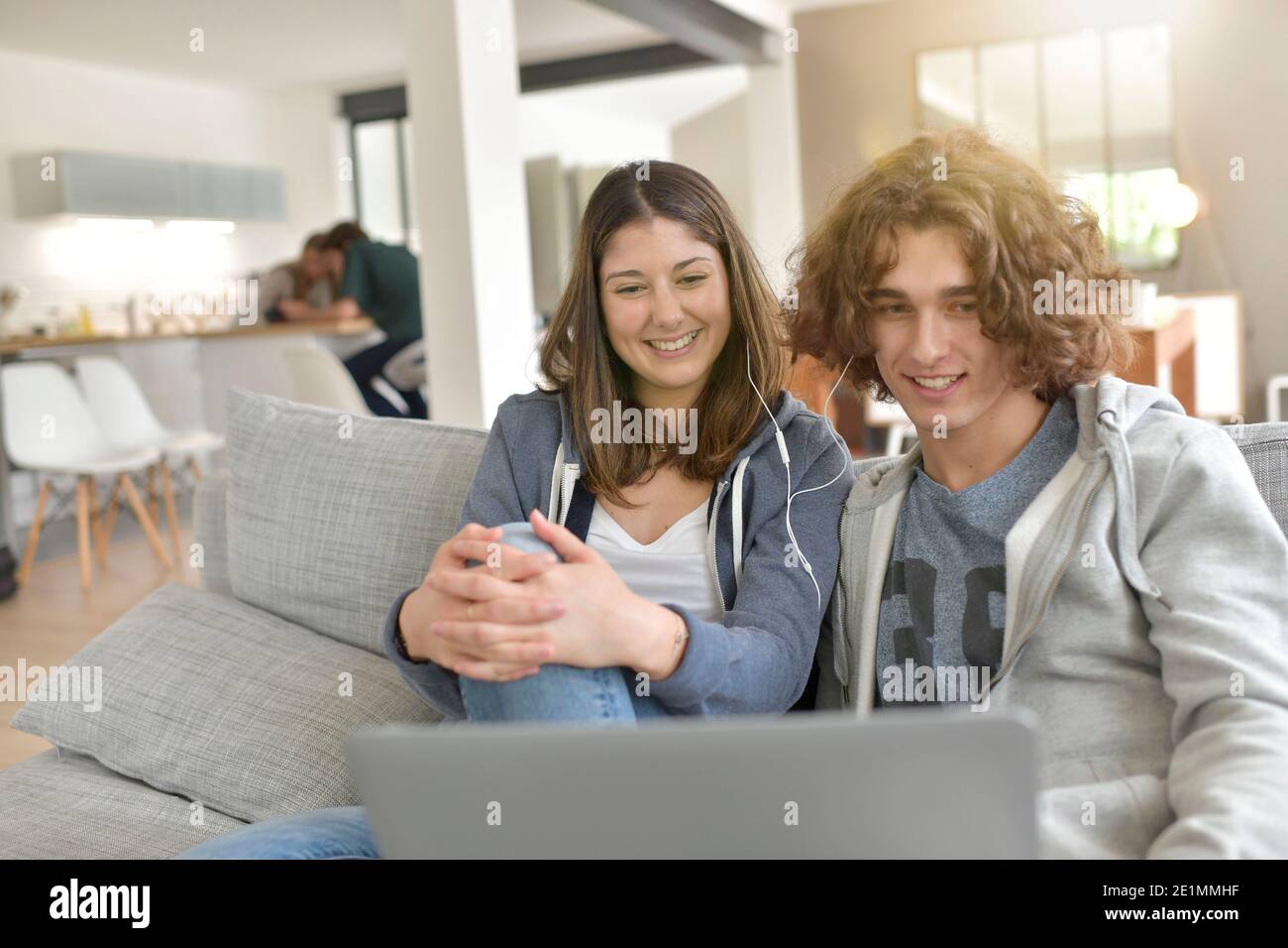 Jeunes étudiants à la maison regardant un film sur un ordinateur portable Banque D'Images
