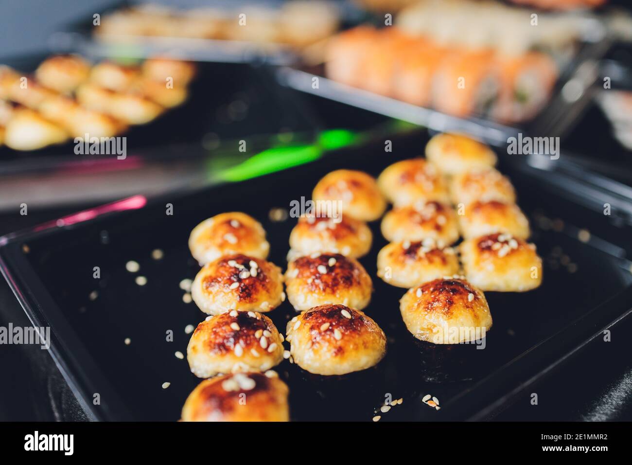 Table de cuisine asiatique avec divers types de plats chinois, nouilles, poulet, petits pains, sushis. Servi sur une ancienne table en bois, soupe asiatique, nouilles et sushi Banque D'Images