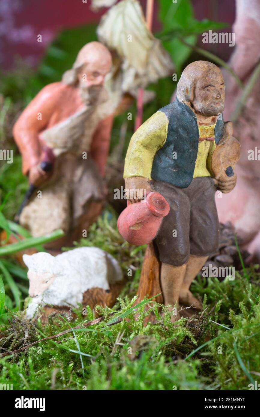 Berceau provençal de Noël, figurine de berger et de brebis Photo Stock -  Alamy