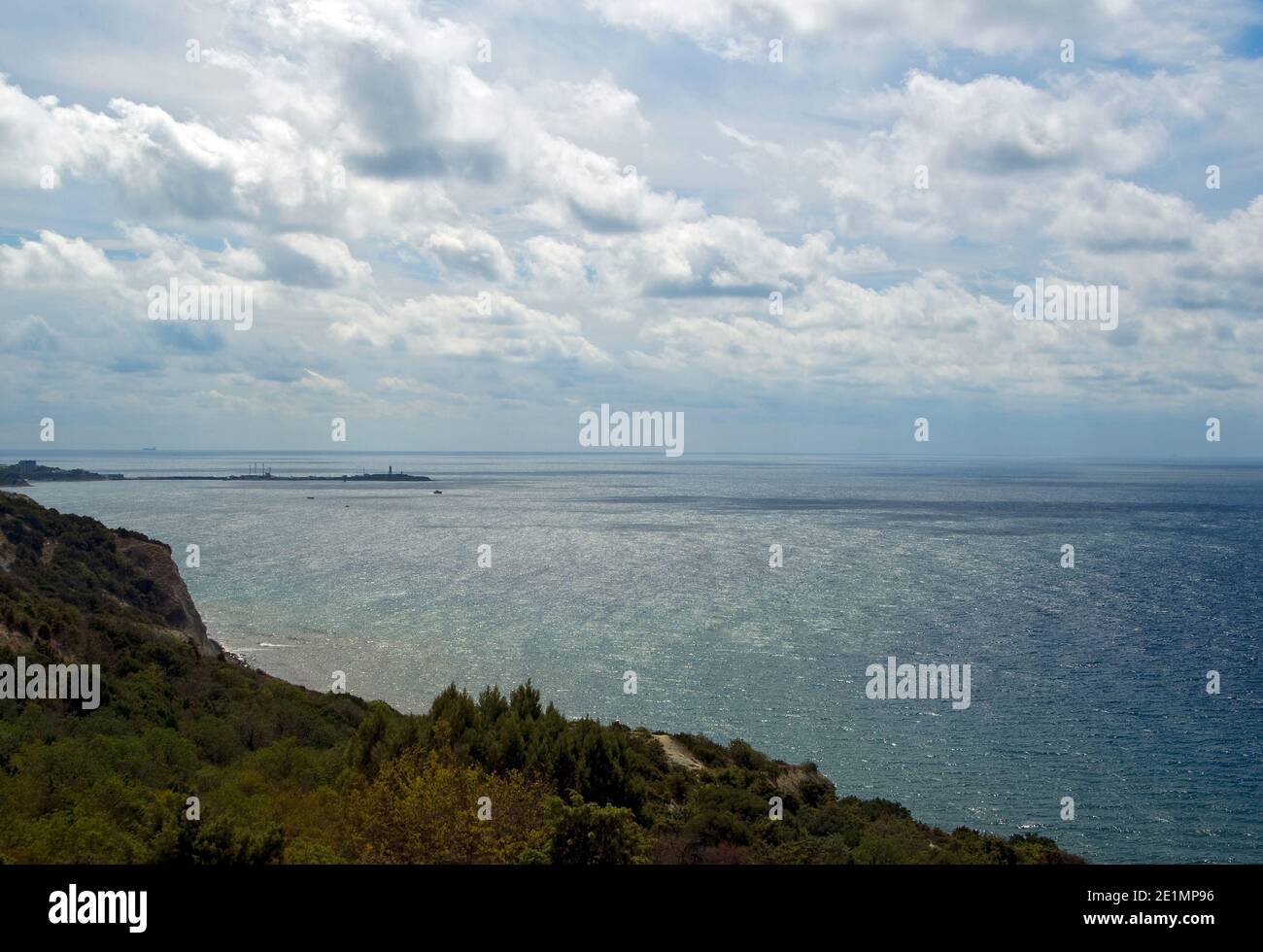 Des nuages qui s'envolent au-dessus de la mer Noire à Bolchoy Utrish. Banque D'Images