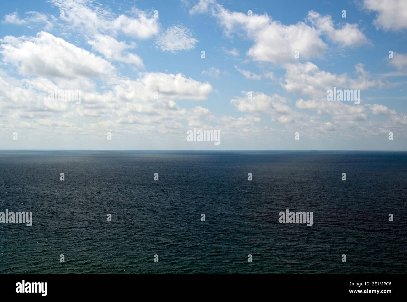 Des nuages qui s'envolent sur la mer Noire. Banque D'Images