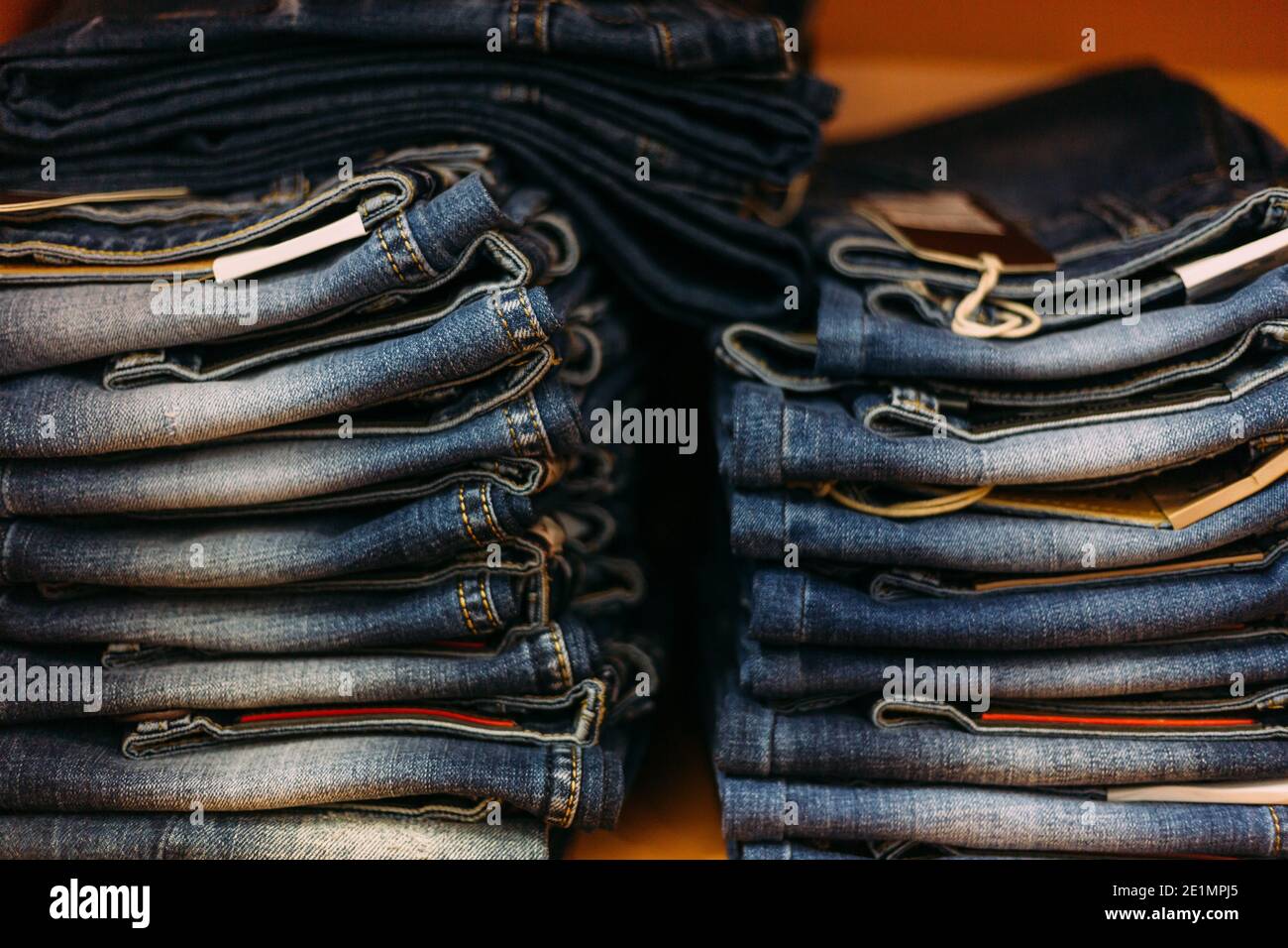 Une pile de jeans bleus et noirs dans une boutique. Concept d achat de vente de shopping et de mode jeans Photo Stock Alamy
