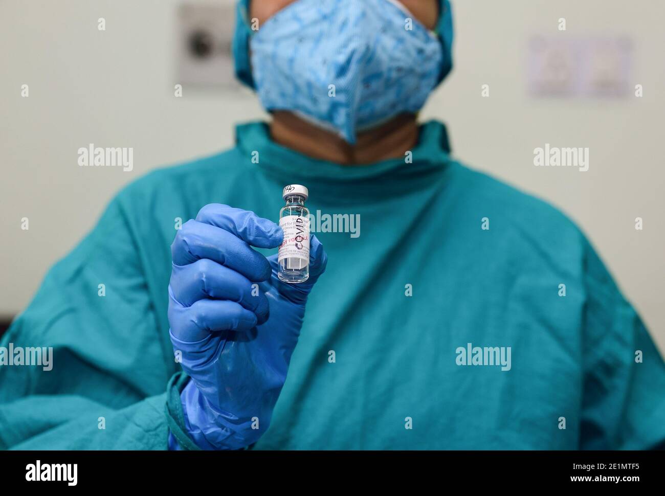 Kolkata, Bengale occidental, Inde. 7 janvier 2020. Un professionnel de la santé tient un flacon de vaccin à base de corona factice pendant la phase sèche du vaccin COVID-19 dans un collège médical.le ministère indien de la santé évalue la préparation avant la vaccination effective qui pourrait commencer à partir du 13 janvier selon le ministère de la Santé. Crédit : Sumit Sanyal/SOPA Images/ZUMA Wire/Alay Live News Banque D'Images