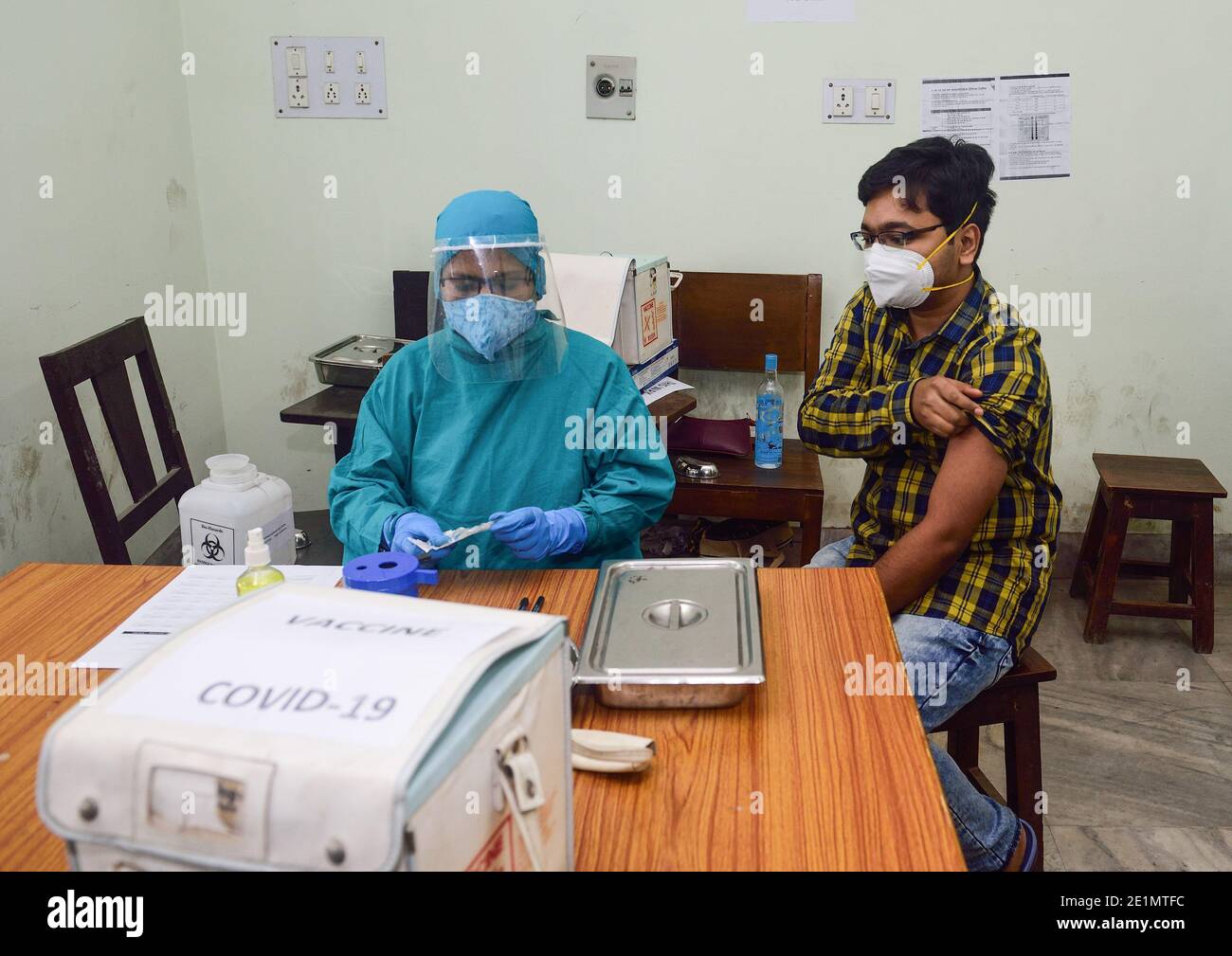 Kolkata, Bengale occidental, Inde. 7 janvier 2020. Un professionnel de la santé vaccine un homme pendant la phase sèche du vaccin COVID-19 dans un collège médical.le ministère indien de la santé évalue la préparation avant la vaccination effective qui pourrait commencer à partir du 13 janvier selon le ministère de la Santé. Crédit : Sumit Sanyal/SOPA Images/ZUMA Wire/Alay Live News Banque D'Images