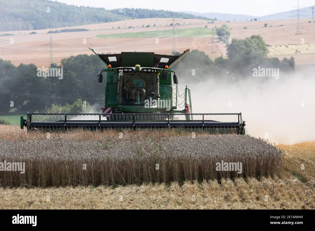 Vue de face d'une moissonneuse-batteuse John Deere travaillant dans un champ à Eisenach, en Allemagne Banque D'Images