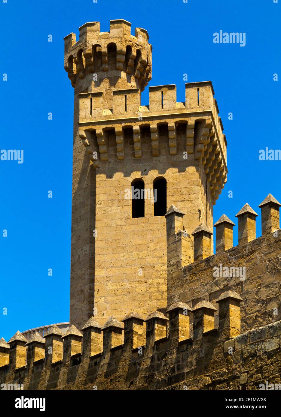 Tour à créneaux sur le Palau d'Almudaina un fort islamique converti Dans un palais royal au XIIIe siècle à Palma Majorque Iles Baléares Espagne Banque D'Images