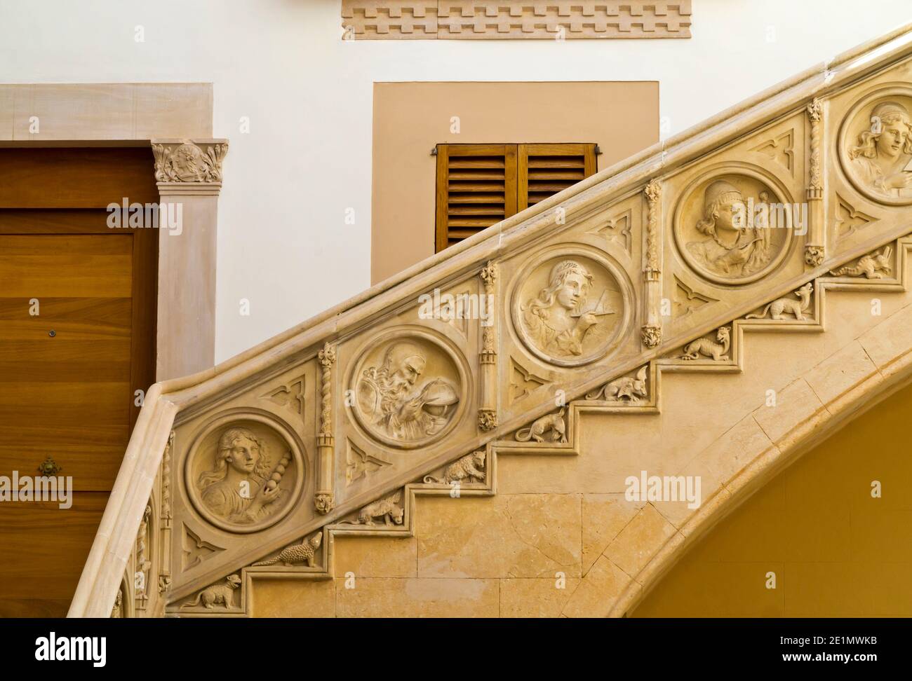 Vieux escalier sculpté et fenêtres avec volets dans la sa Portella Quartier de la vieille ville historique de Palma Majorque Baléares Espagne Banque D'Images