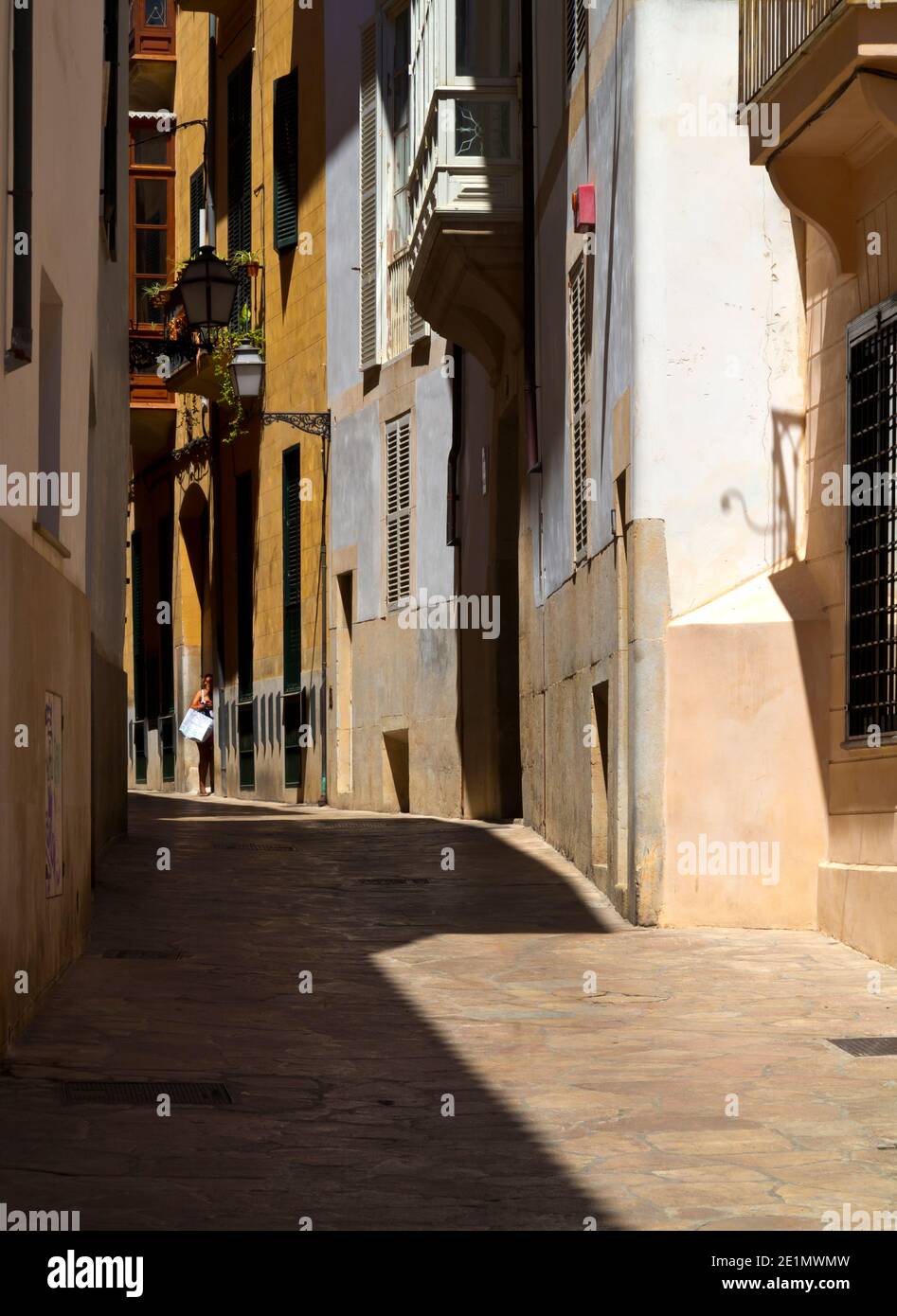 Rues étroites avec maisons et fenêtres avec volets dans la sa Portella quartier de la vieille ville historique de Palma Mallorca Iles Baléares Espagne Banque D'Images