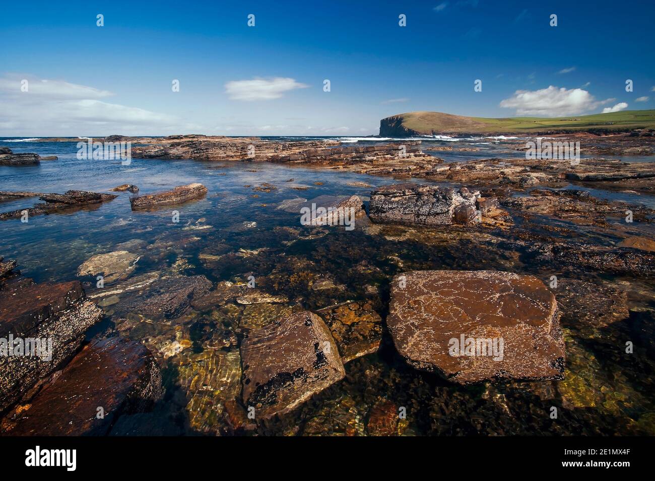 Eaux cristallines de l'océan Atlantique près de la rive ouest de Îles Orkney dans le nord de l'Écosse Banque D'Images