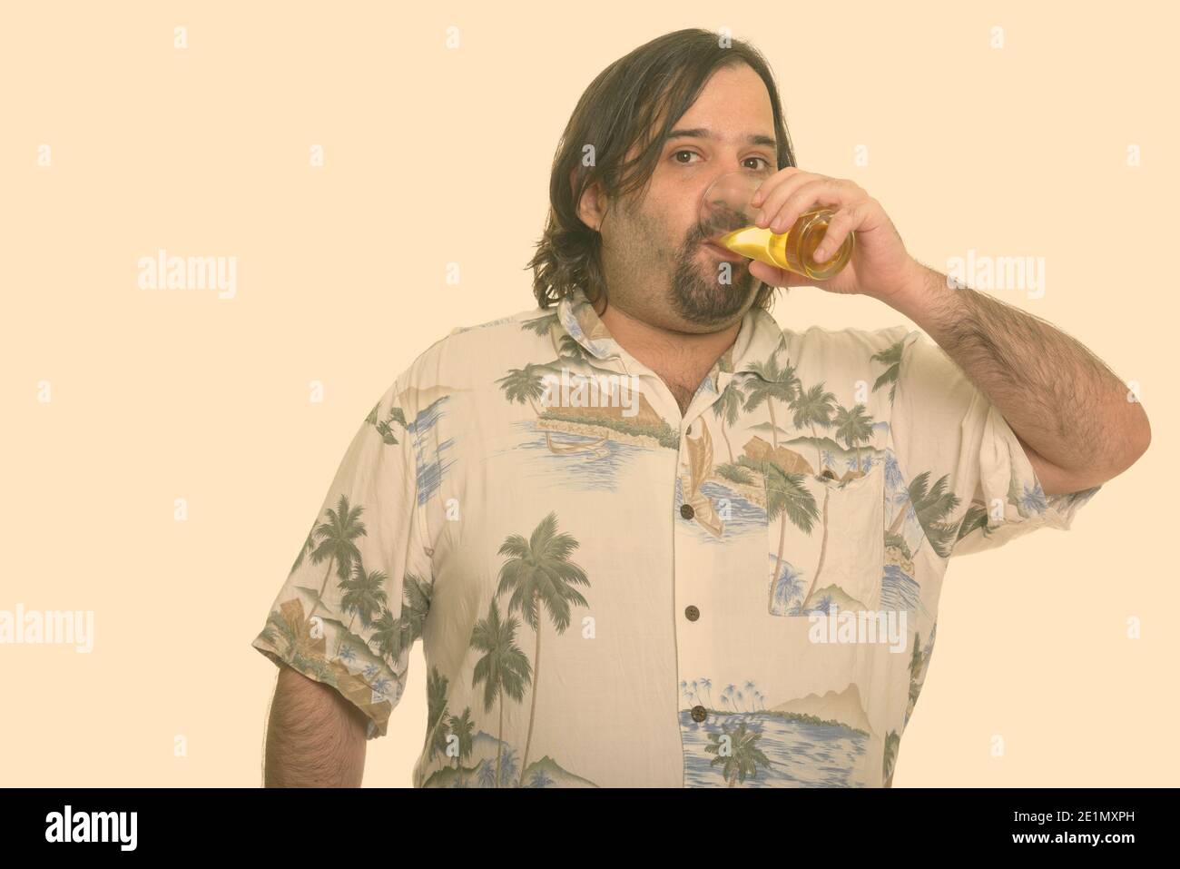 Fat Man drinking glass of beer Banque D'Images