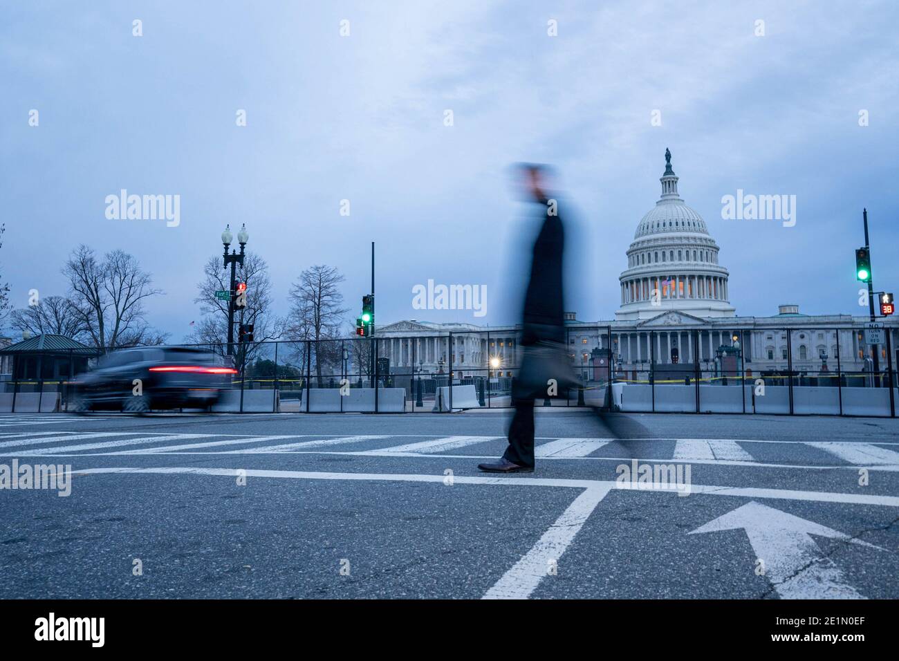 Un piéton traverse la rue près de la légende des États-Unis alors que la sécurité est en cours pour l'inauguration prochaine du président Joe Biden et du vice-président Kamala Harris au Capitole des États-Unis à Washington, DC, le vendredi 8 janvier 2021. Il y a à peine deux jours, les foules pro-Trump ont franchi le périmètre de sécurité et ont pénétré le Capitole des États-Unis. Photo de Ken Cedeno/UPI Banque D'Images