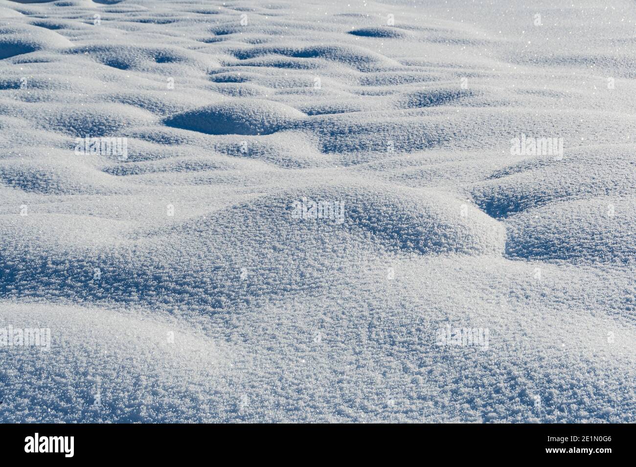 Douce neige douce et douce par temps froid. Paysage d'hiver avec champ couvert de neige Banque D'Images