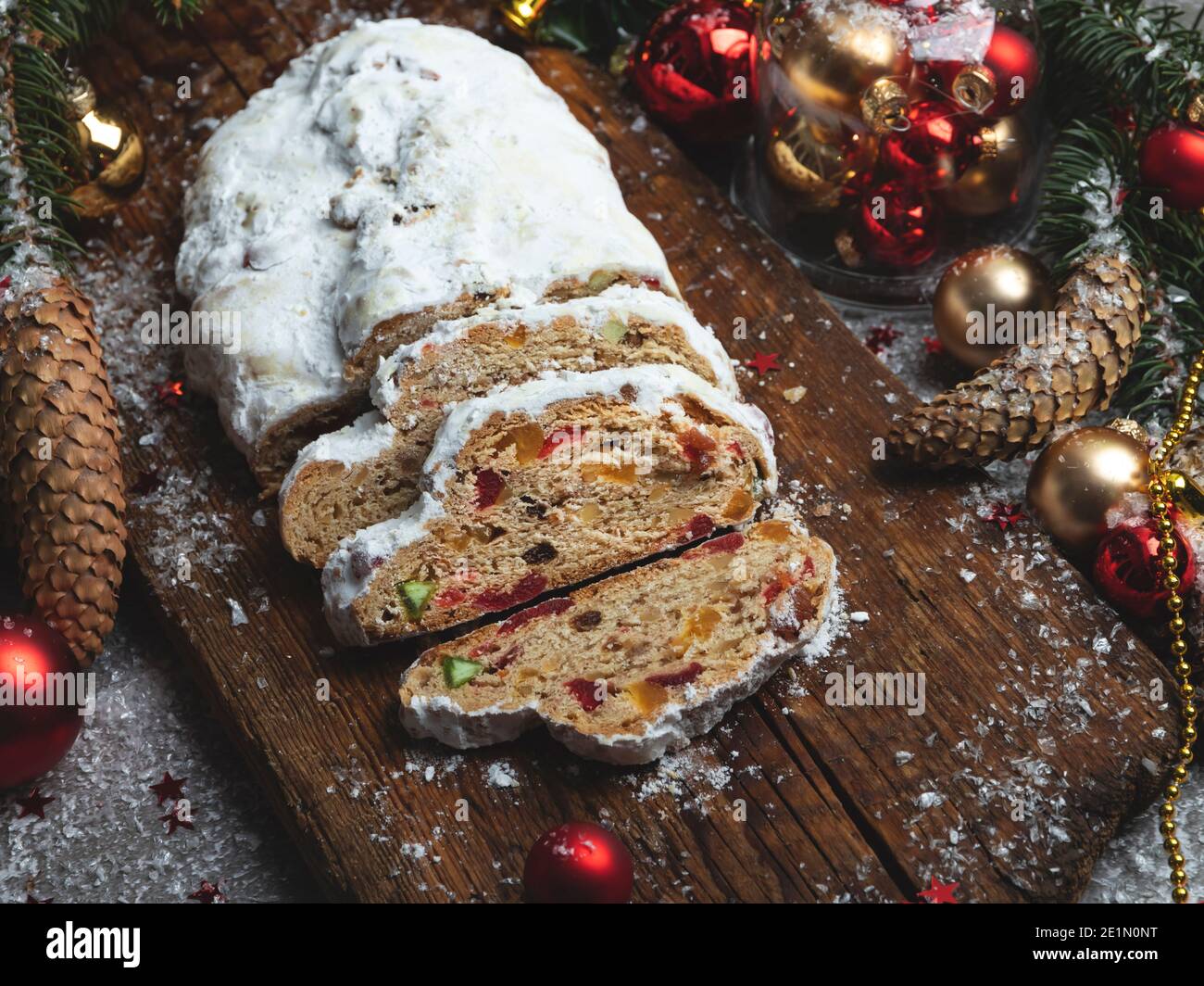 Plat de Noël traditionnel, petits gâteaux et décorations de Noël, desserts pâtissiers Banque D'Images