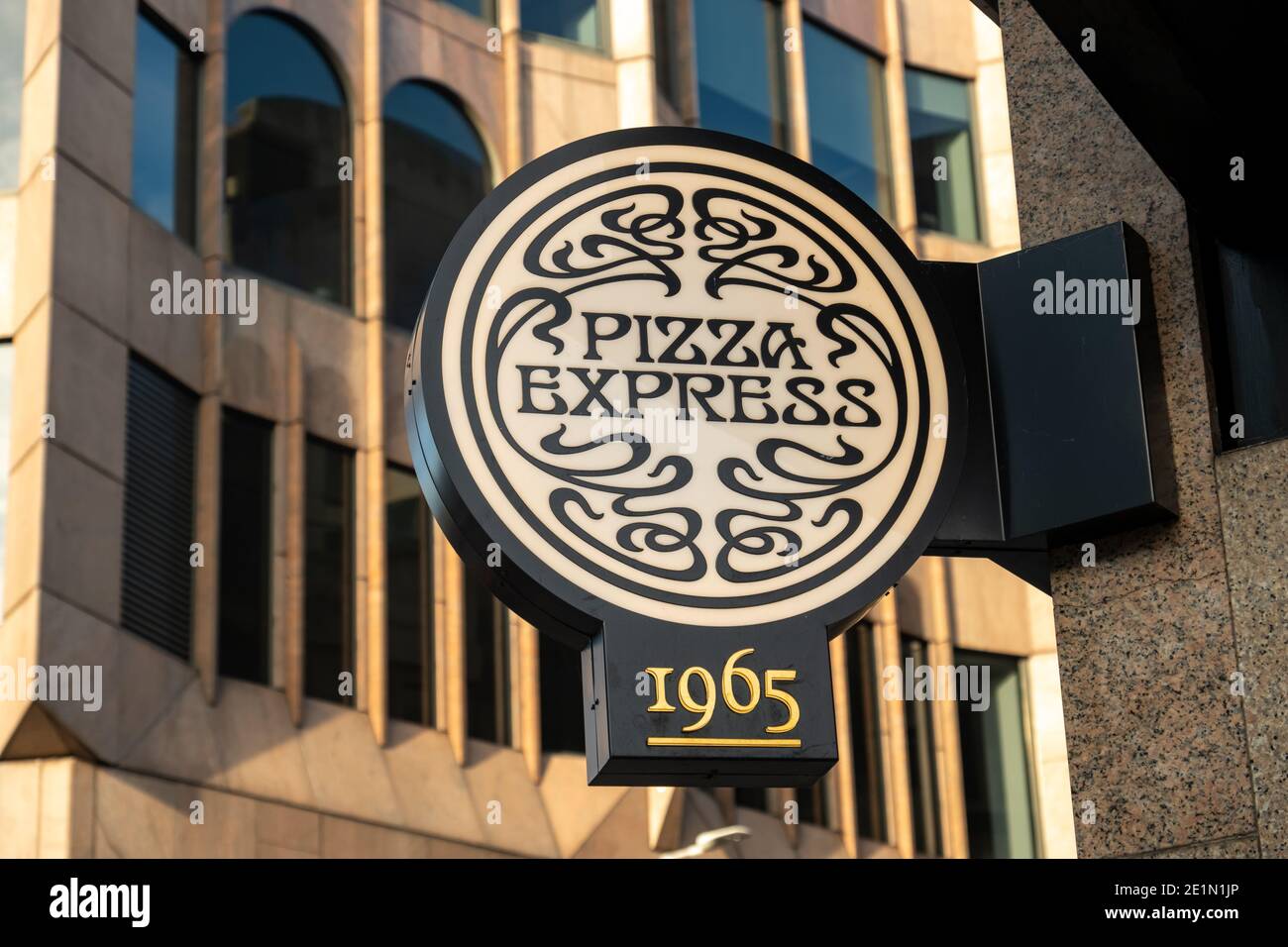 Londres - janvier 2021 : logo Pizza Express. Une grande chaîne de restaurants de pizza britannique Banque D'Images