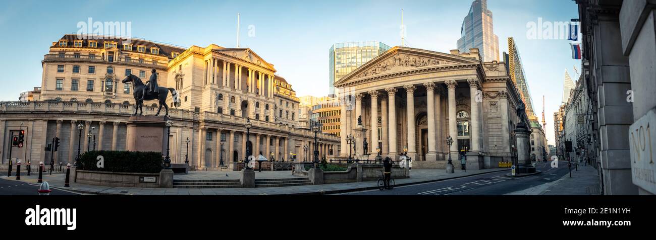 Londres - janvier 2021 : vue panoramique de la Banque d'Angleterre et du bâtiment de la Bourse royale dans la ville de Londres Banque D'Images