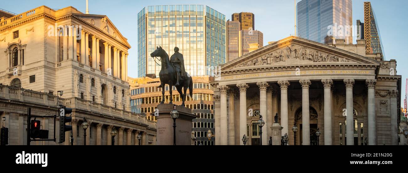 Londres - janvier 2021 : vue panoramique de la Banque d'Angleterre et du bâtiment de la Bourse royale dans la ville de Londres Banque D'Images