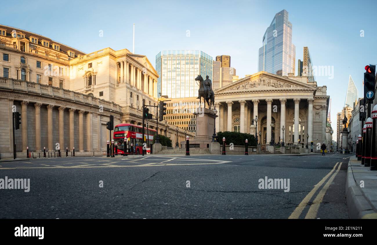 Londres - janvier 2021 : vue panoramique de la Banque d'Angleterre et du bâtiment de la Bourse royale dans la ville de Londres Banque D'Images