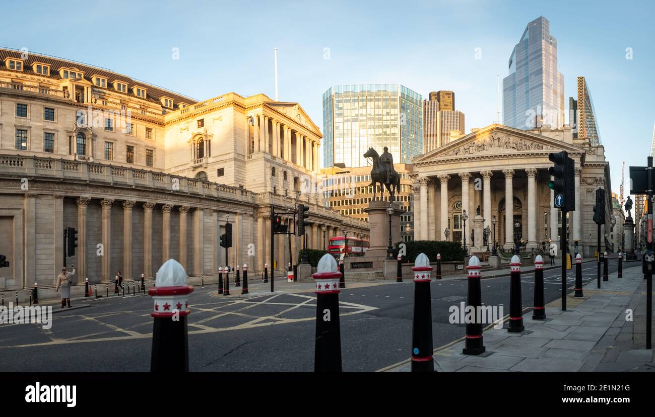 Londres - janvier 2021 : vue panoramique de la Banque d'Angleterre et du bâtiment de la Bourse royale dans la ville de Londres Banque D'Images