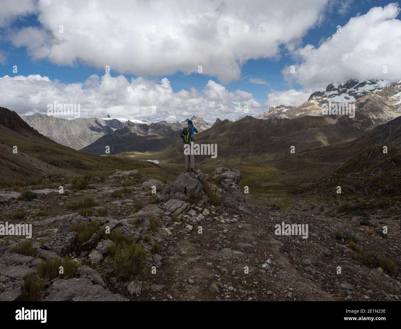 Vue panoramique du randonneur sur le circuit Cordillera Huayhuash alpin des andes mountain Ancash Huanuco Pérou Amérique latine du Sud Banque D'Images