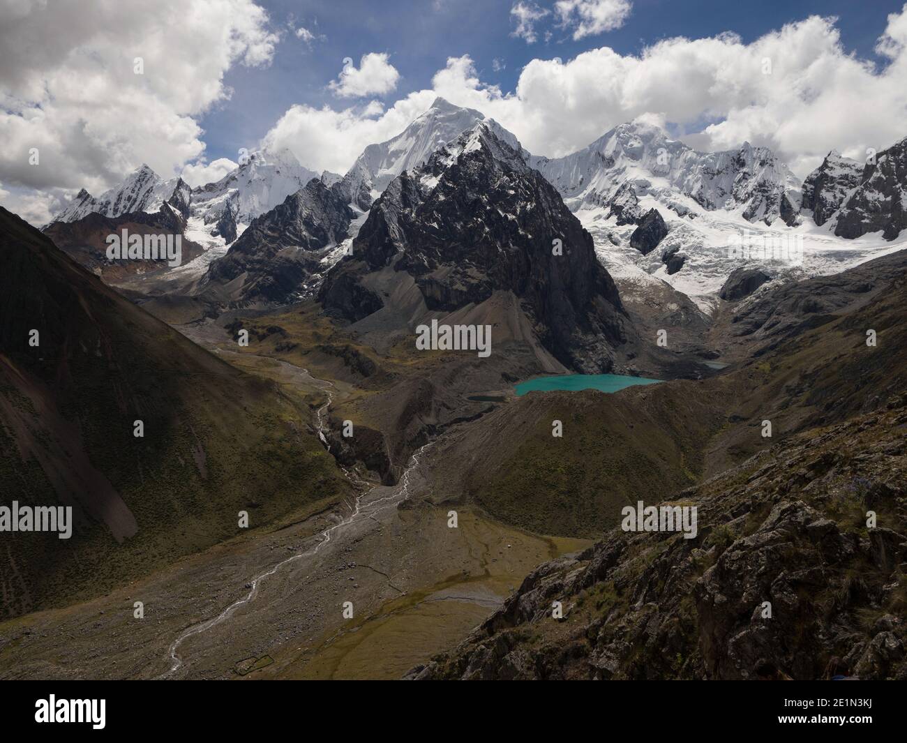 Vue panoramique sur le circuit Cordillera Huayhuash montagne enneigée des andes San Antonio passer Laguna Jurau lac Huanuco Pérou Amérique latine du Sud Banque D'Images