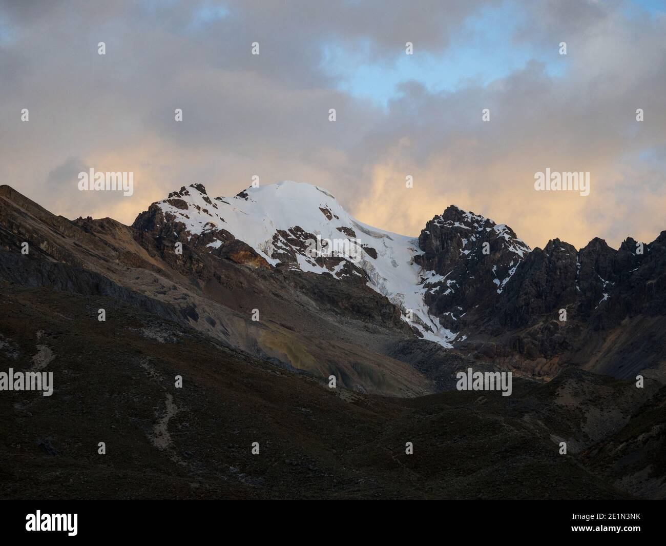 Vue panoramique de la Cordillera Huayhuash circuit vallée enneigée andes alpine mountain Ancash Huanuco Pérou Amérique latine du Sud Banque D'Images