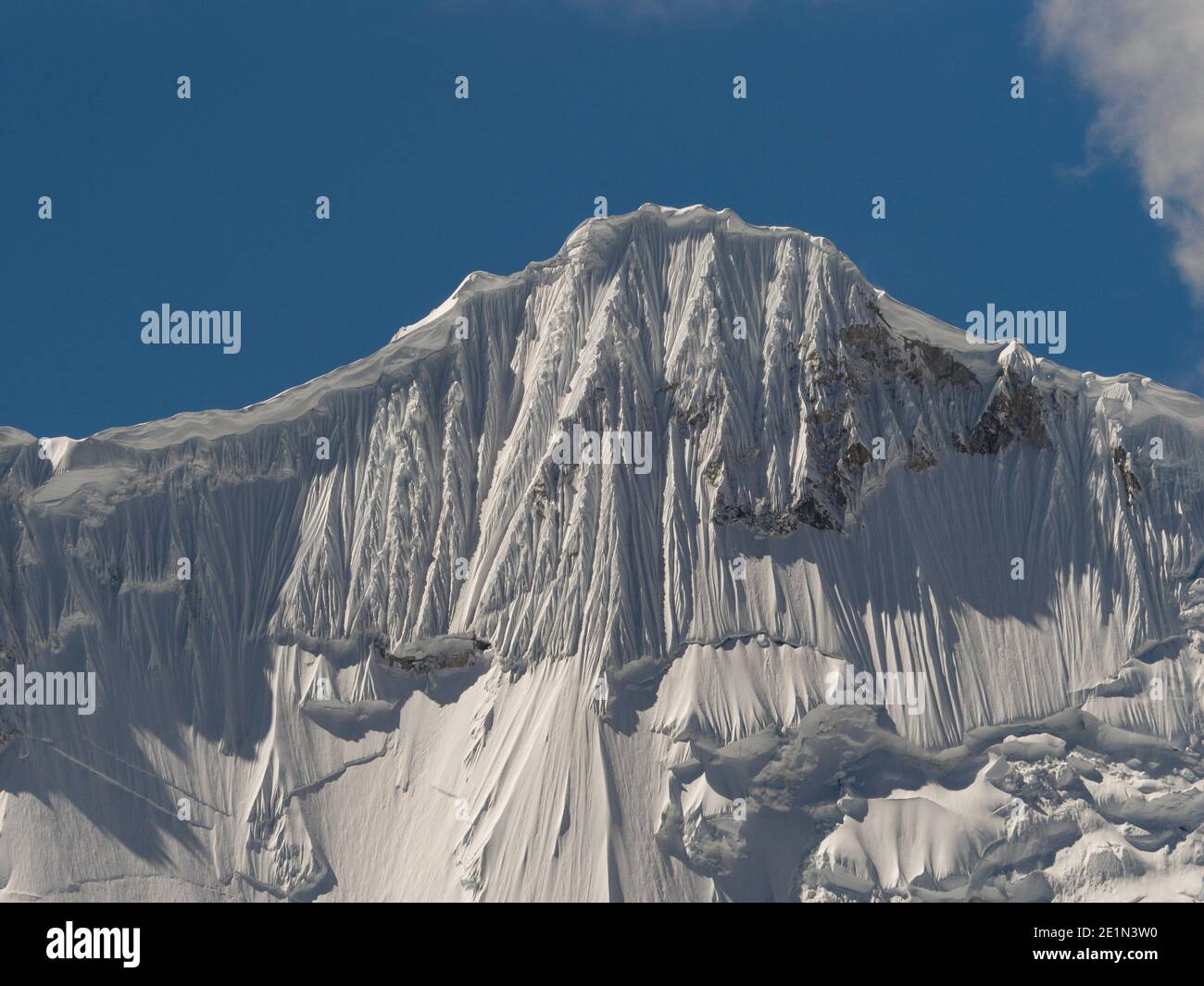 Vue panoramique sur le sommet de la Cordillera Huayhuash circuit des andes enneigées montagne alpine Rondoy Jirishanca Yerupaja Sarapo Huanuco Pérou Sud latin Banque D'Images