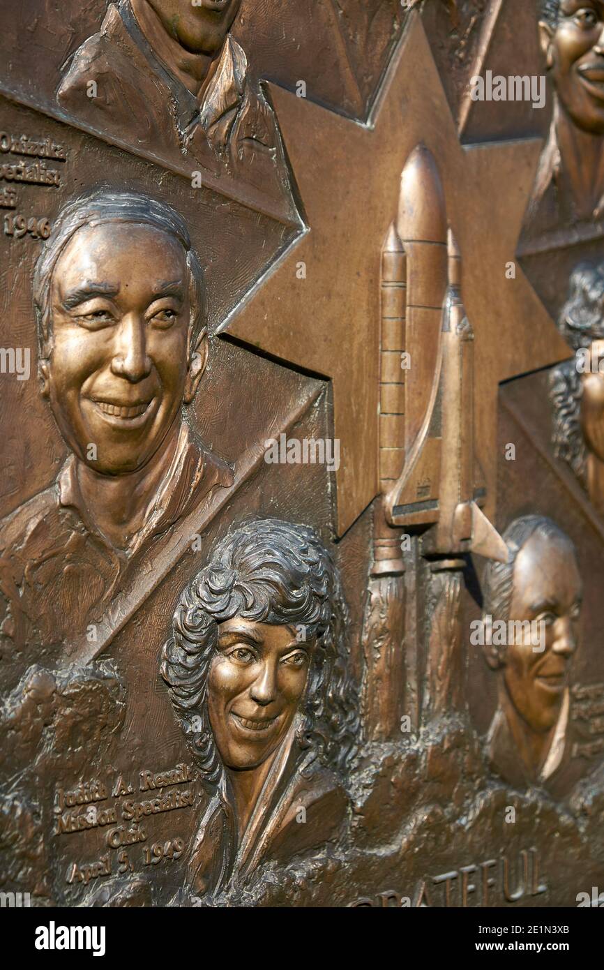 Plaque commémorative en bronze dédiée aux membres d'équipage de la navette spatiale Challenger accident à partir de 1986. Au cimetière national d'Arlington. Banque D'Images