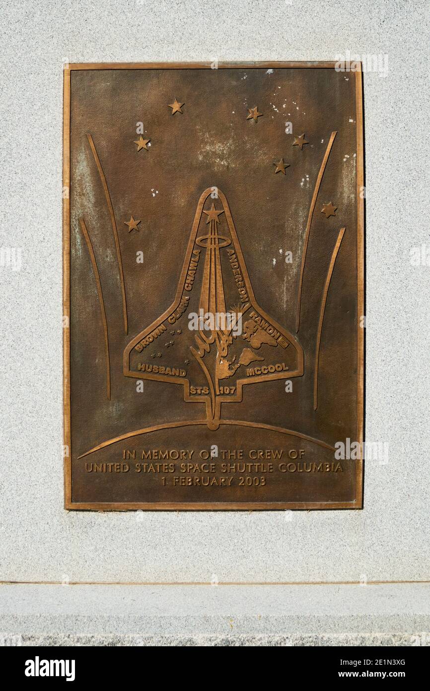 Plaque commémorative en bronze dédiée aux membres d'équipage de la navette spatiale Columbia accident de 2003. Au cimetière national d'Arlington près de Washington Banque D'Images