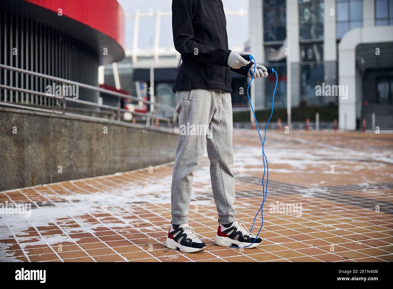 Adulte qui marche avec une chaussure sur une corde à sauter Photo Stock -  Alamy