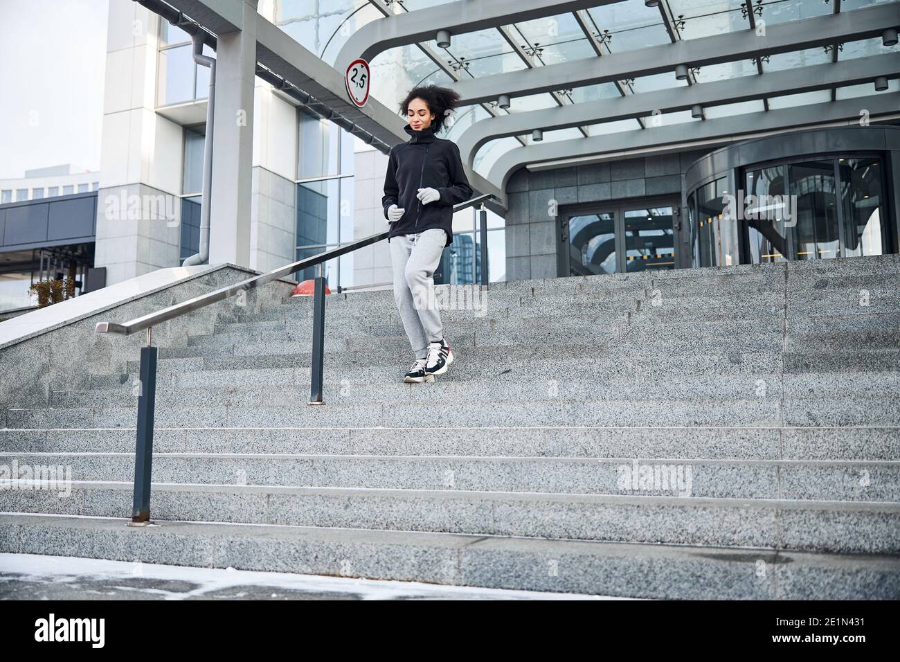 Un coureur prudent descend d'un escalier Banque D'Images