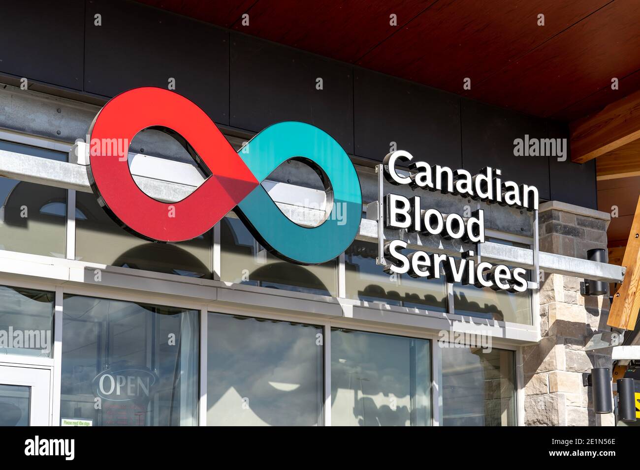 Waterloo, on, Canada - le 17 octobre 2020 : la Société canadienne du sang signe dans un centre de donateurs à Waterloo, on. Canada Banque D'Images